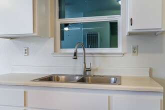 522 Sierra Dr in Modesto, CA - Foto de edificio - Building Photo