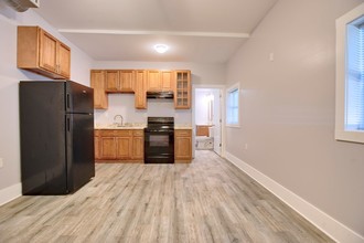 824 Independence St-Unit -A in New Orleans, LA - Foto de edificio - Building Photo