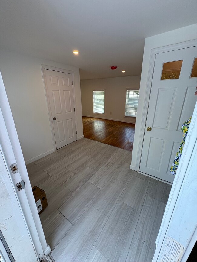 1 Hale Spring Rd, Unit 2nd Floor in Plaistow, NH - Building Photo - Building Photo