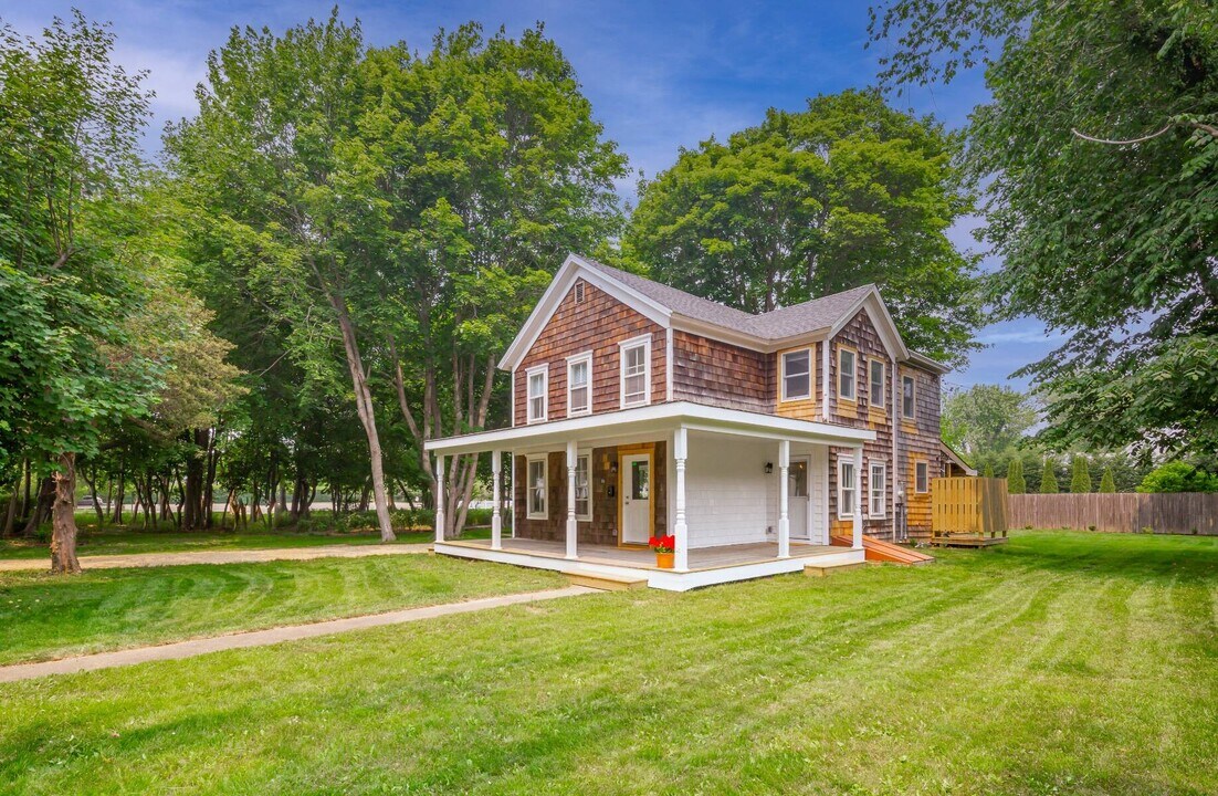 68 Buell Ln in East Hampton, NY - Building Photo