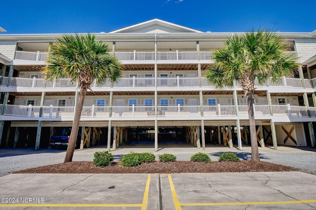 1505 N New River Dr in Surf City, NC - Foto de edificio