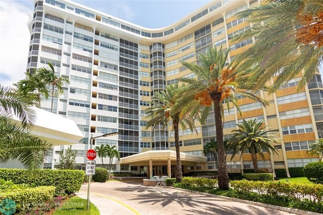 100 Golden Isles Dr in Hallandale Beach, FL - Building Photo - Building Photo