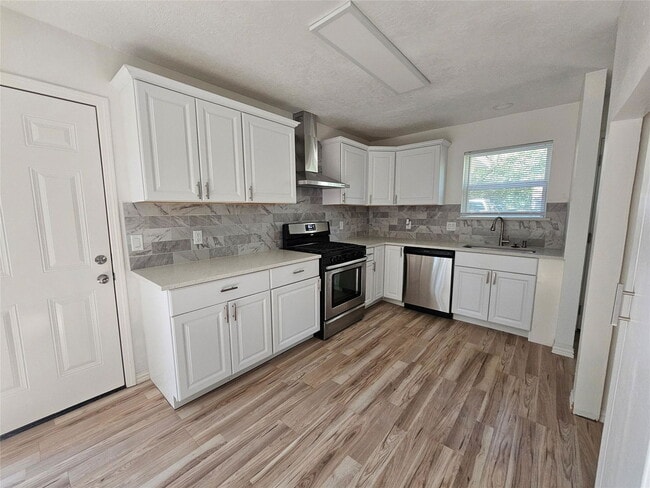 property at 105 E Wavy Oak Cir