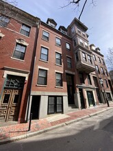 14 S Russell St in Boston, MA - Foto de edificio - Building Photo