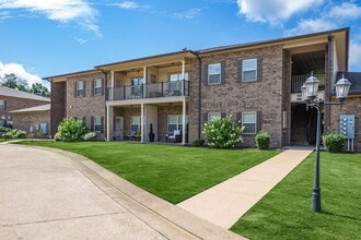 Stonewater Place Apartments in Jackson, TN - Building Photo - Building Photo