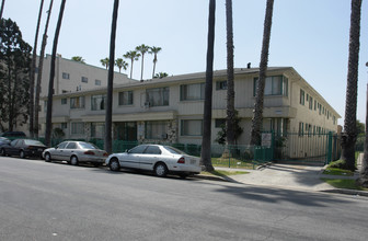 5322 Russell Ave in Los Angeles, CA - Foto de edificio - Building Photo