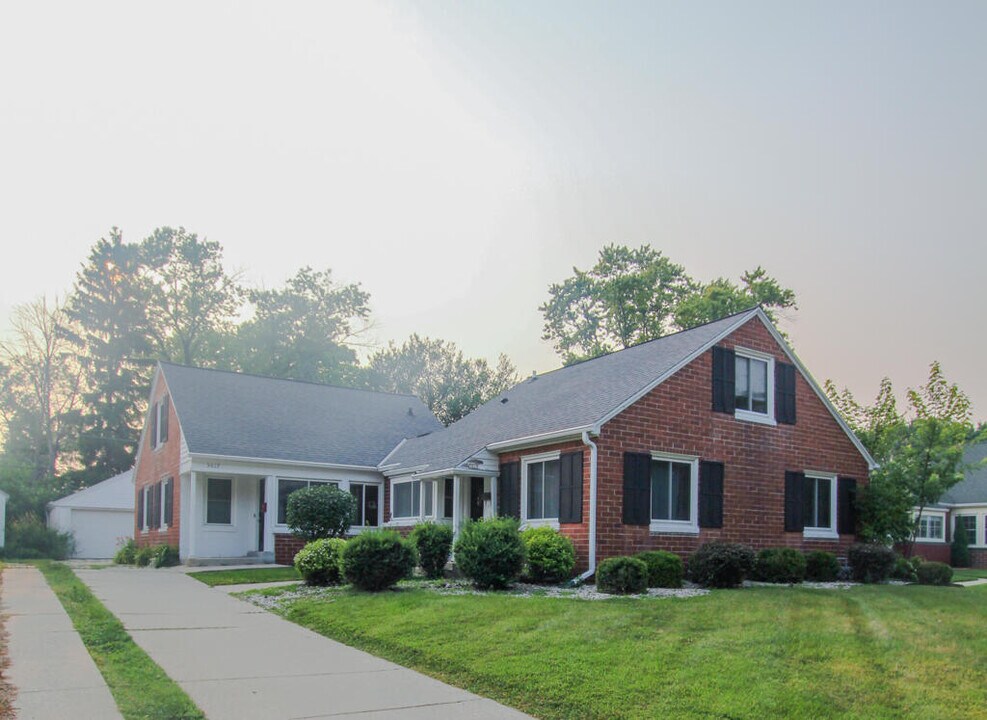 5017 N Bay Ridge Ave in Whitefish Bay, WI - Foto de edificio