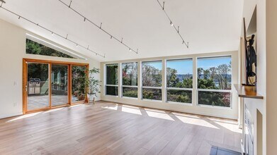 8158 W Mercer Way in Mercer Island, WA - Building Photo - Building Photo