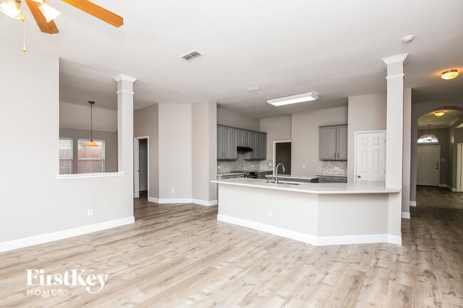 860 Roaring Springs Rd in Grand Prairie, TX - Building Photo - Building Photo