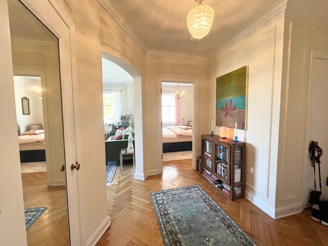 925 E Wells St in Milwaukee, WI - Building Photo - Building Photo