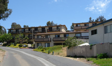 La Vista Apartments in Vista, CA - Foto de edificio - Building Photo