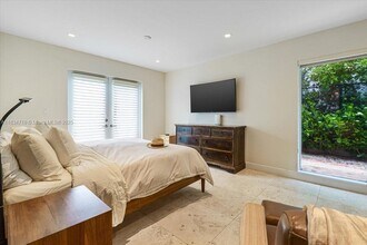 435 Ridgewood Rd in Key Biscayne, FL - Foto de edificio - Building Photo