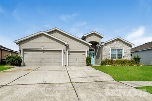 6715 Castle Green Pl in Zephyrhills, FL - Building Photo