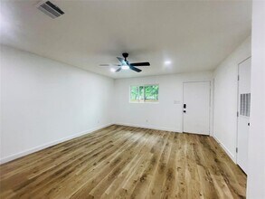 7107 Guadalupe St in Austin, TX - Foto de edificio - Building Photo