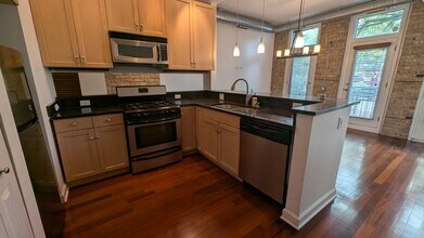 1222 W Hubbard St, Unit 1F in Chicago, IL - Building Photo - Building Photo