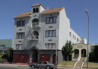 5452 Bancroft Ave in Oakland, CA - Foto de edificio - Building Photo