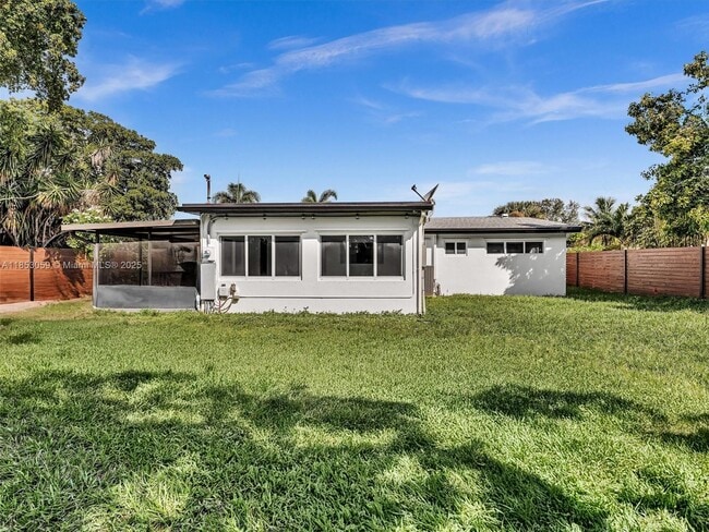 2048 SW 37th Ave in Fort Lauderdale, FL - Building Photo - Building Photo
