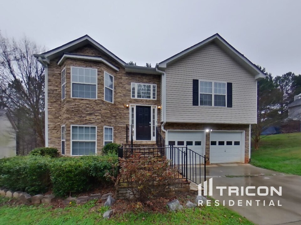 7010 Red Maple Ln in Lithonia, GA - Building Photo