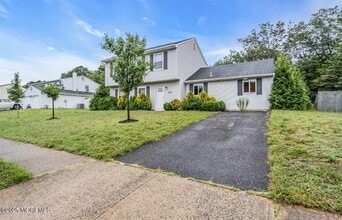 2300 Oak Knoll Dr in Toms River, NJ - Building Photo - Building Photo