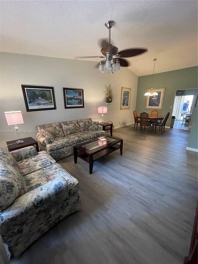 8042 SE Villa Cir in Hobe Sound, FL - Building Photo - Building Photo