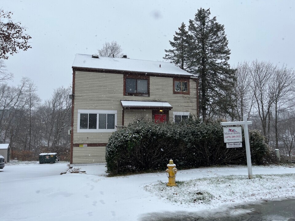 8 Ann Dr in Danbury, CT - Building Photo