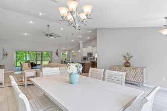 65 Eastwood Dr in Palm Coast, FL - Foto de edificio - Building Photo