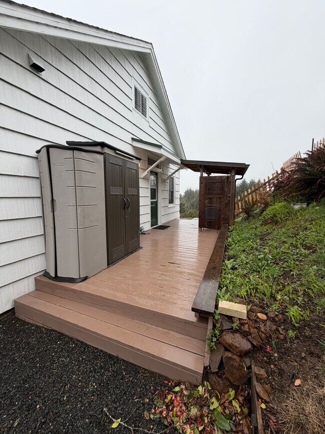 450 W Lexington Ave in Astoria, OR - Building Photo - Building Photo