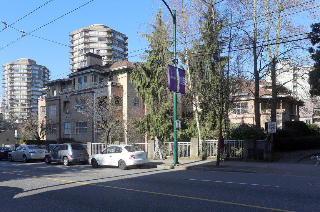 The Hampstead in Vancouver, BC - Building Photo