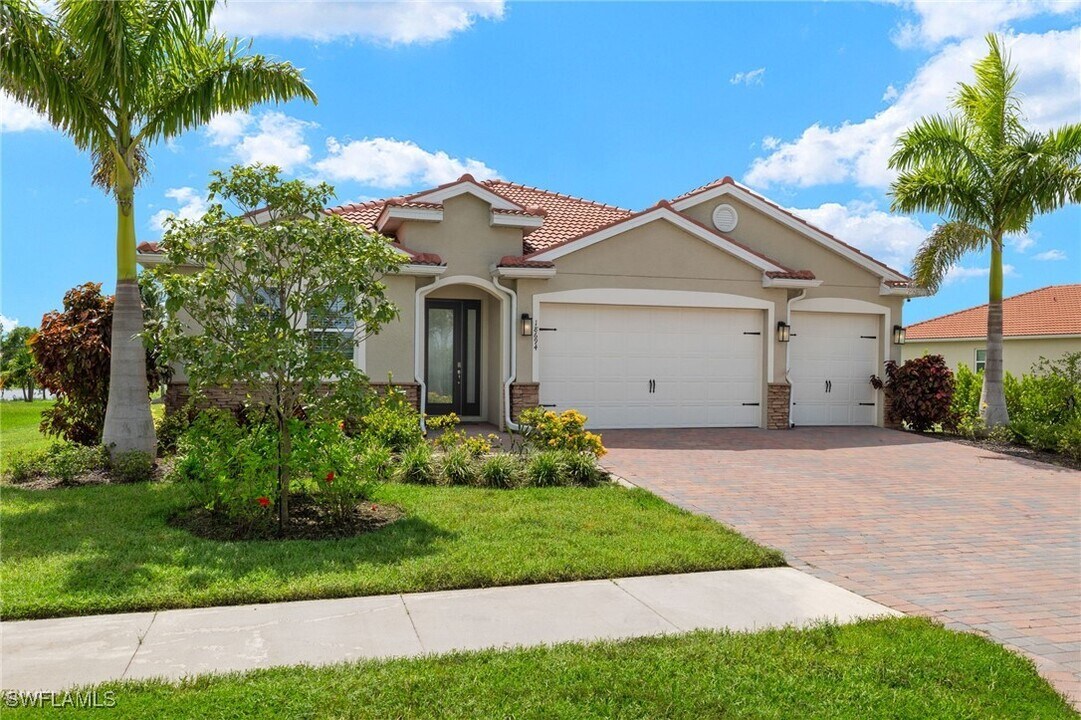 18694 Royal Hammock Blvd in Naples, FL - Foto de edificio