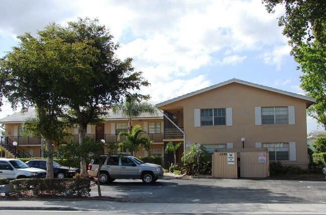 11280 W Sample Rd in Coral Springs, FL - Building Photo - Building Photo