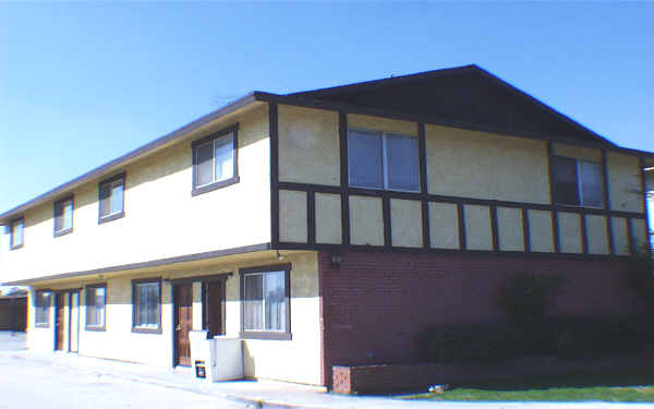 9125 Pepper Ave in Fontana, CA - Foto de edificio - Building Photo