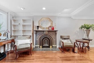 163 E 71st St, Unit 1A in New York, NY - Foto de edificio - Building Photo