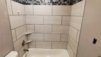 805 Hemphill Rd in Flint, MI - Building Photo - Building Photo