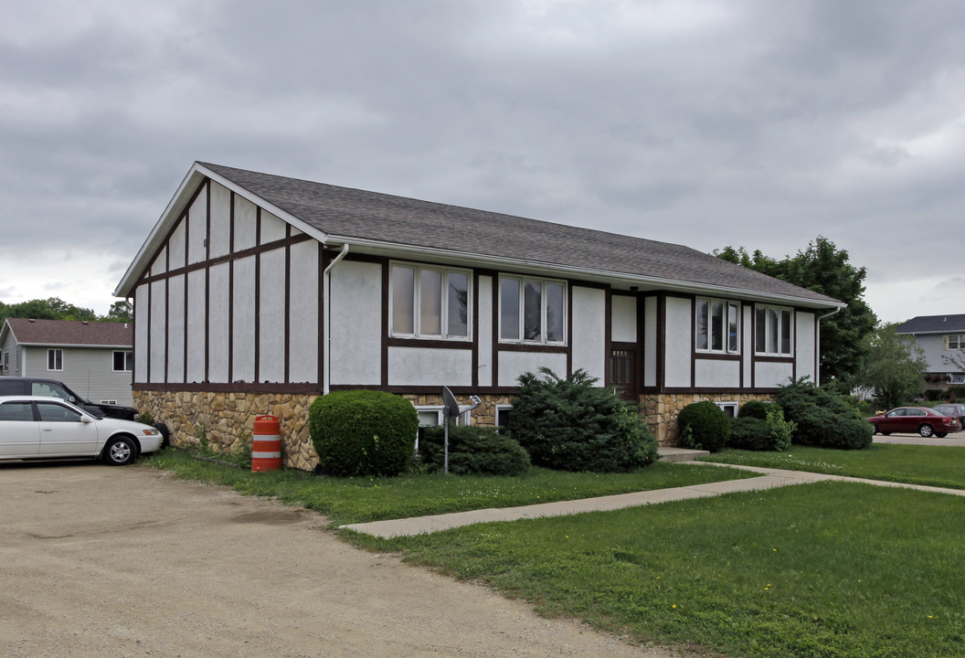 1449 Lakeview Dr in Fort Atkinson, WI - Foto de edificio