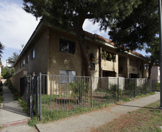 13147 Vanowen St in North Hollywood, CA - Foto de edificio - Building Photo