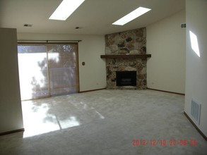 1665 Commodore Ct, Unit 8 in Schaumburg, IL - Building Photo - Building Photo