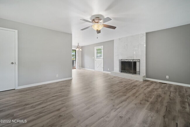 206 Lorraine Ct in Jacksonville, NC - Foto de edificio - Building Photo