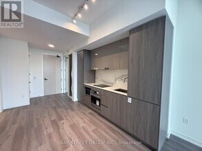 28 Interchange Wy in Vaughan, ON - Building Photo - Building Photo