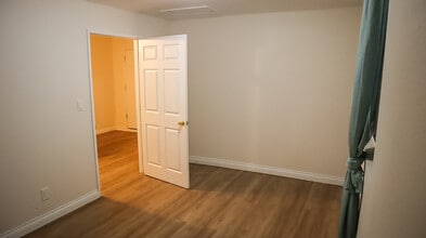 1347 Genevieve St, Unit B in San Bernardino, CA - Foto de edificio - Building Photo