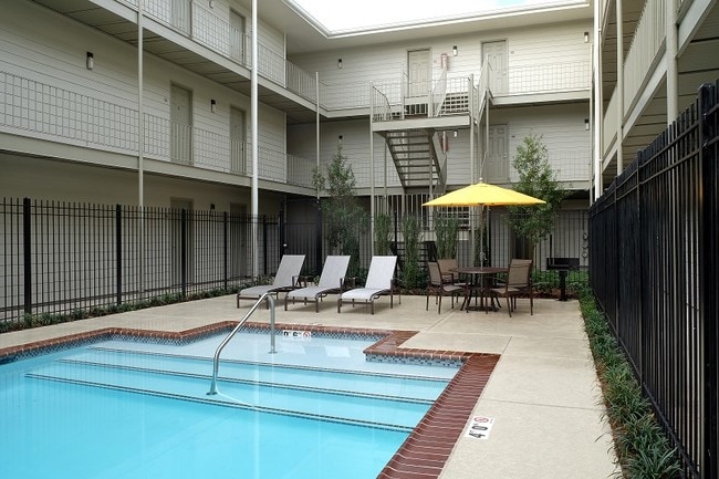 Patio Villa in Metairie, LA - Foto de edificio - Building Photo