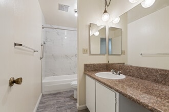 Villa Riviera Apartments in Sacramento, CA - Building Photo - Interior Photo