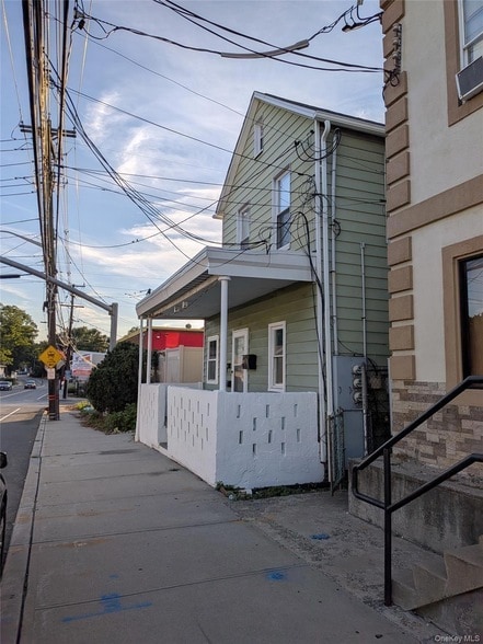 90-92 W Railroad Avenue Unit in West Haverstraw, NY - Foto de edificio - Building Photo