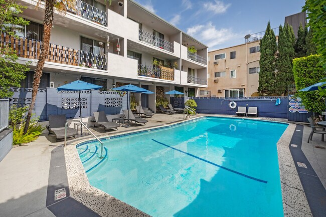 Mediterranean Apartments in Los Angeles, CA - Foto de edificio - Building Photo