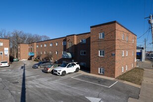 Plaza Place in Philadelphia, PA - Building Photo