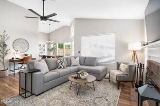 4946 E Hillery Dr in Scottsdale, AZ - Building Photo - Building Photo