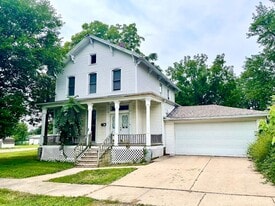 211 S Walnut St in Kewanee, IL - Building Photo
