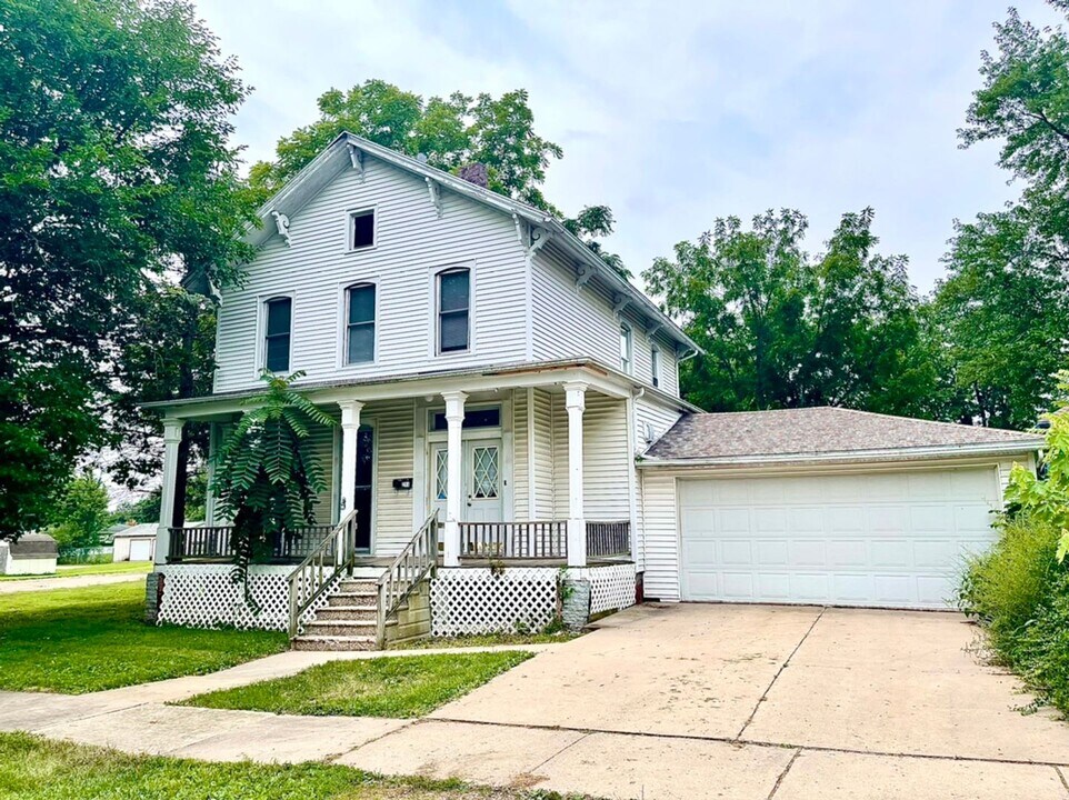 211 S Walnut St in Kewanee, IL - Building Photo