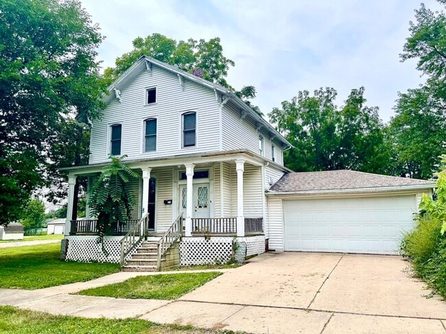 property at 211 S Walnut St