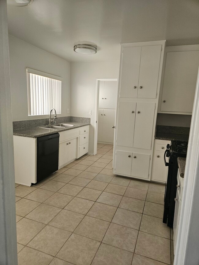 Canyon Gardens in Sherman Oaks, CA - Building Photo - Building Photo