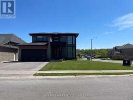 6484 Sam Iorfida Dr in Niagara Falls, ON - Building Photo